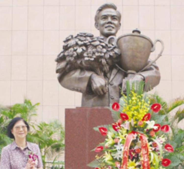 新中国第一个世界冠军容国团贺龙亲自接机献花31岁却英年早逝