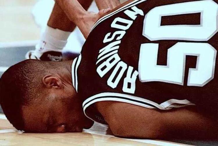NBA历史5大最狠的肘击一肘让脸部变形海军上将足足昏迷2分钟
