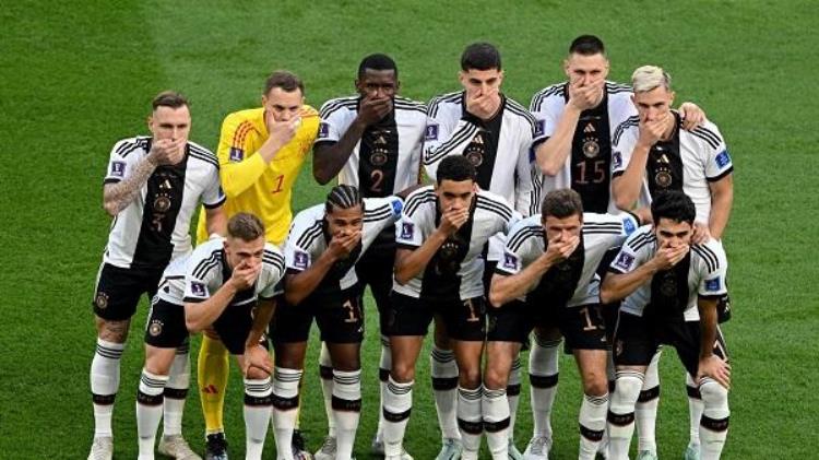 德广联德国足球队在世界杯赛场上捂嘴有点矫情没人阻止他们发表意见