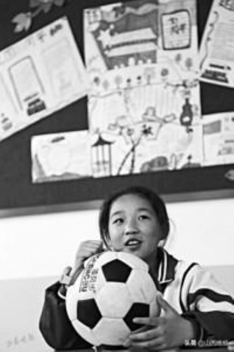 大山脚下的小学里有个沥青场上的女子足球队球队队长马浩然我就想踢球为国争光