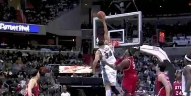 nba有谁能摸到篮板上沿「NBA谁有望摸到395米篮板上沿这4人无限接近过」