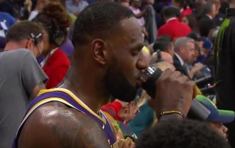 NBA球星都怎么喝水詹姆斯用保温杯养生伊巴卡直接拎一大桶喝