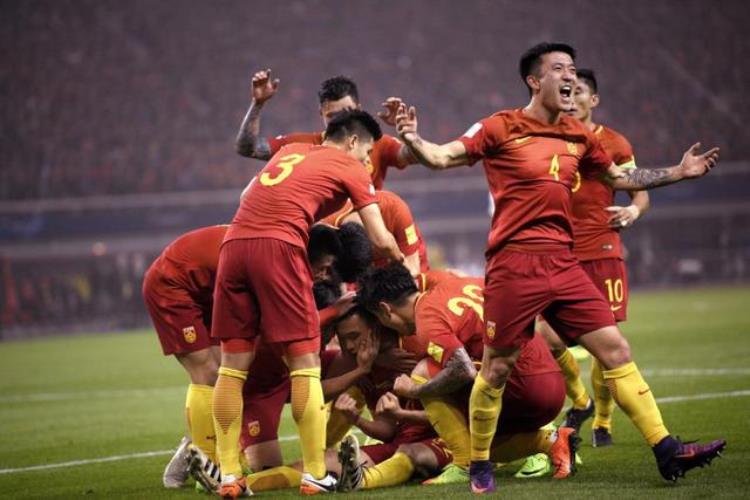 国足 历年球衣「回顾七十年的历届中国男足球衣发展史哪一款是你的最爱」