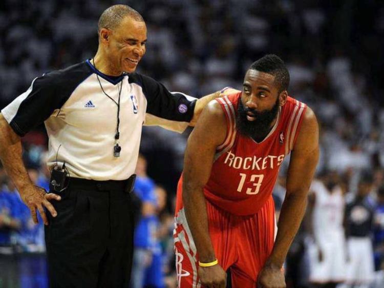 当好NBA裁判难度有多大多层严格选拔季后赛裁判15年经验