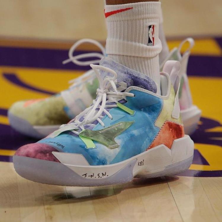 nba现役有签名鞋的球星「威少利拉德詹姆斯等全明星球员NBA赛场上脚了哪些签名篮球鞋」