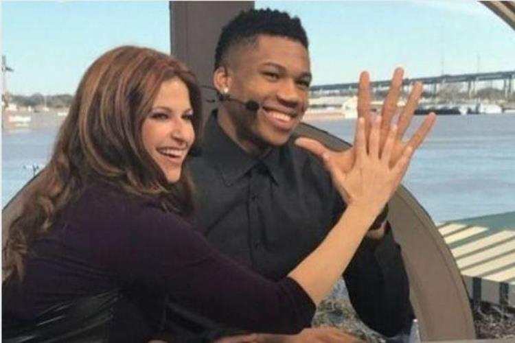 NBA球员的手有多大希伯特让话筒变牙刷和他比手掌记者像婴儿