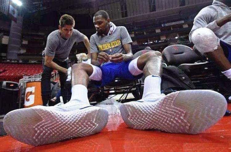 nba球星最大的脚「为何都说NBA球星脚的宽大程度是人类的天花板看完这4人不得不服」