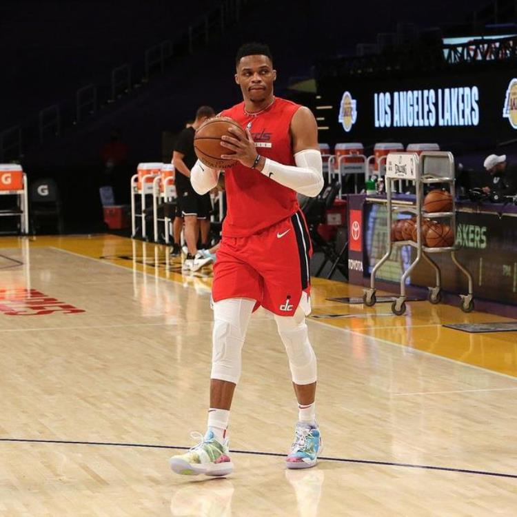 nba现役有签名鞋的球星「威少利拉德詹姆斯等全明星球员NBA赛场上脚了哪些签名篮球鞋」