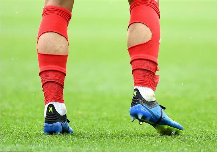 打球袜子容易破洞「足球场上球袜破洞的秘密它能有效的减少球员伤病」