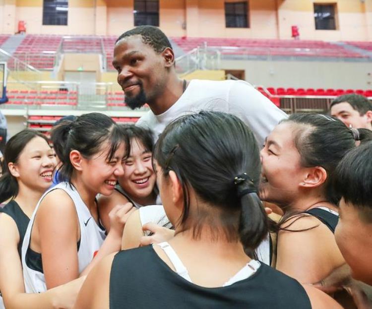 在中国最受欢迎的nba球星「从中国行看NBA球星受欢迎程度乔丹被高估科比引万人空巷」