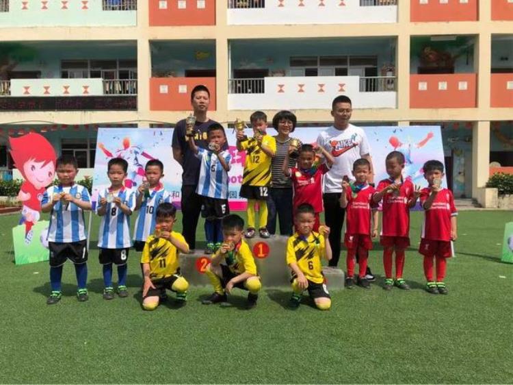 两个学校的小足球队正在举行比赛「小足球大梦想和溪中心幼儿第一届足球杯活动」