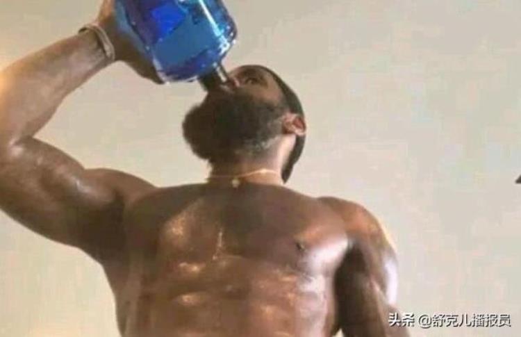 揭秘NBA为何詹姆斯总是带着一个蓝色大瓶子里面是什么宝贝