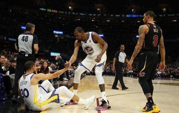 篮球运动员倒地后为什么要人拉起,nba替补球员的震惊时刻