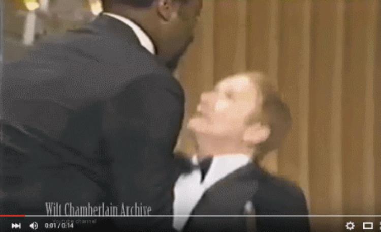 NBA史上第一天赋照片能说明一切施瓦辛格他能轻松举起我