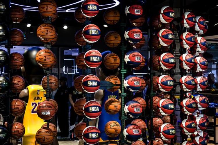 球星逛鞋店「买鞋打卡的新去处NBA在北京开了一家亚洲最大的新店」