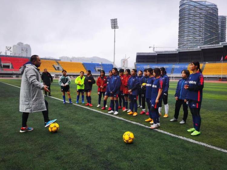 北京支教民警和大山里的女子足球队女足获胜带来力量