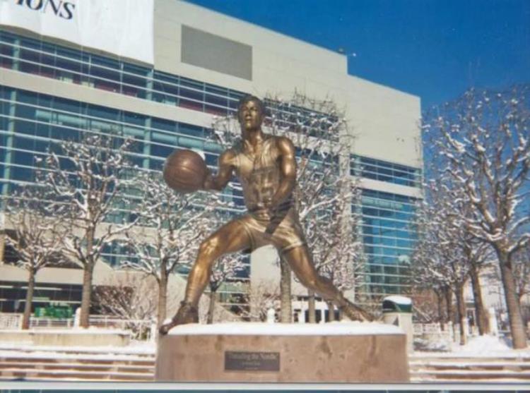 盘点NBA十大历史超巨雕像其中湖人就占了4个乔丹骑扣多位名宿