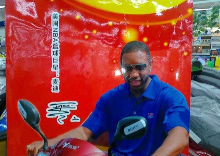 NBA球星在中国有多接地气罗斯看大爷打麻将麦迪在乡村骑电动车