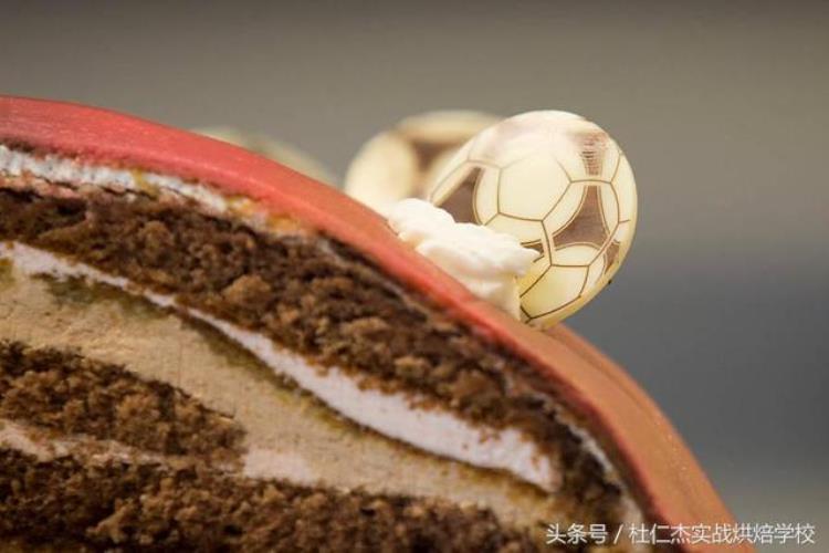 德国面点师烘焙足球蛋糕为德国队造势