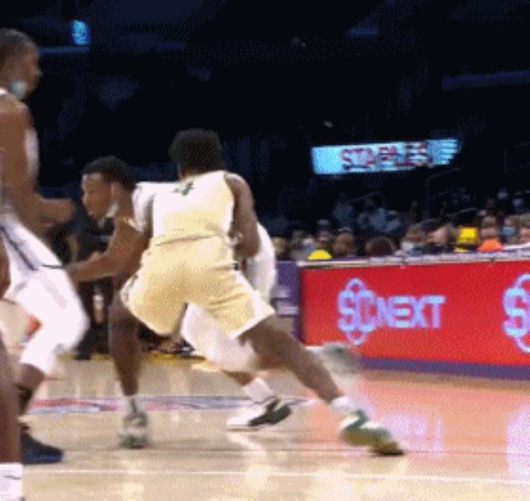 神射手11中7三分4中3布朗尼在湖人主场赢球了