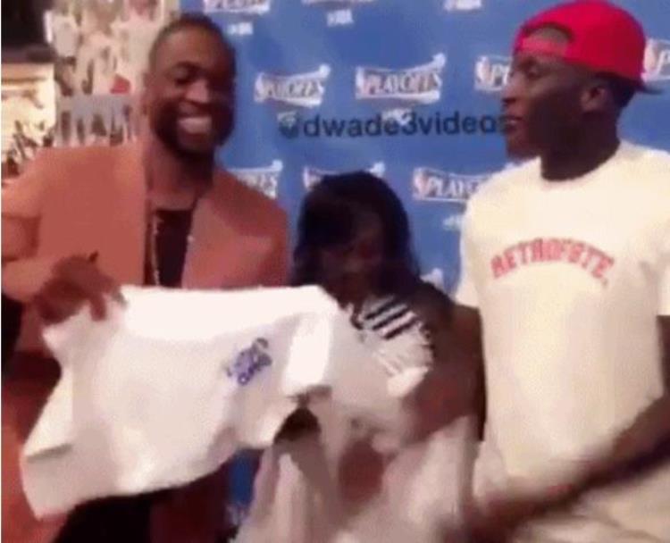 如何向NBA球星要签名麦迪带儿子出马1人索科比签名被揍耳光