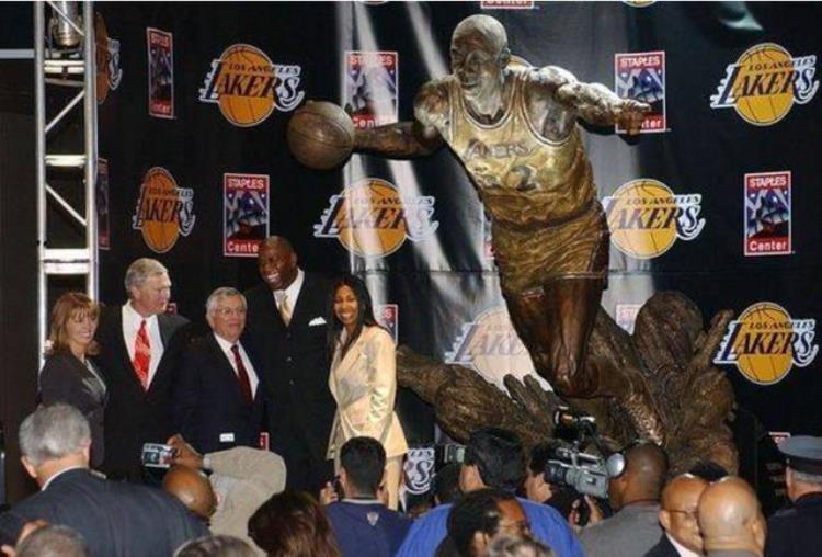 盘点NBA十大历史超巨雕像其中湖人就占了4个乔丹骑扣多位名宿