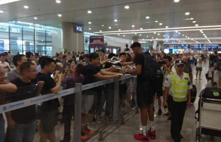 字母哥的手和莱昂纳德的手「说到NBA非人类身材你会想到谁字母哥的跟腱伦纳德的手掌」