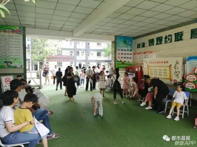 徐州求是小学摇号名单「又见深夜排队徐州主城区小学新生报名启动8月15公布录取名单」