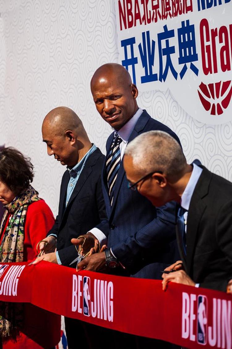 球星逛鞋店「买鞋打卡的新去处NBA在北京开了一家亚洲最大的新店」