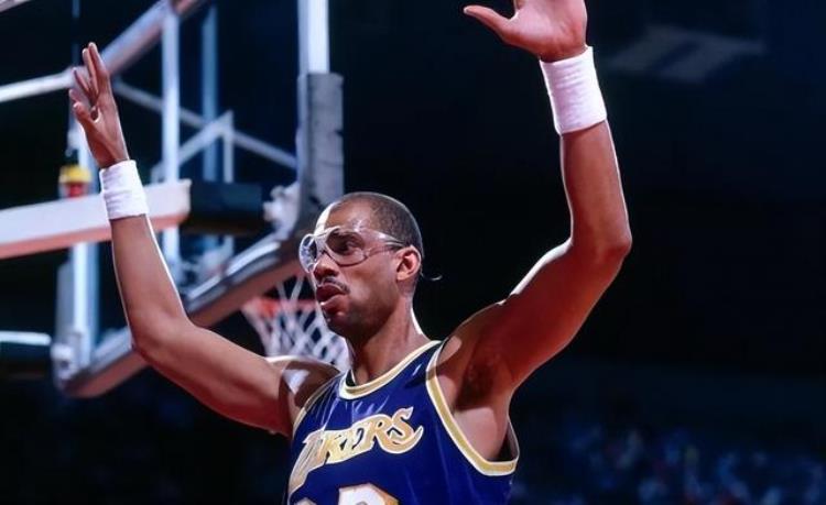 新秀年拿mvp「新秀赛季就巅峰盘点NBA最年轻的十大MVP巨星可遇不可求」