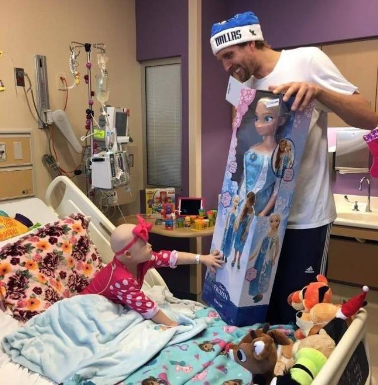 NBA圣诞节那些事圣诞门票达10000美金球员化身圣诞老人送礼物