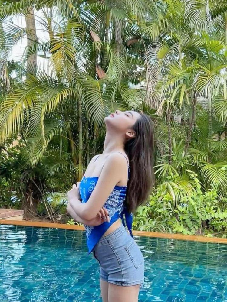 NBA最美女主播美娜穿蓝色肚兜秀性感身材靠实力赢取富豪芳心