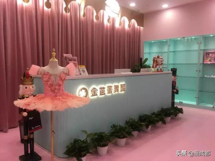 成都南边竟藏着这么个空间可以驾驶飞机骑马打棒球玩穿越