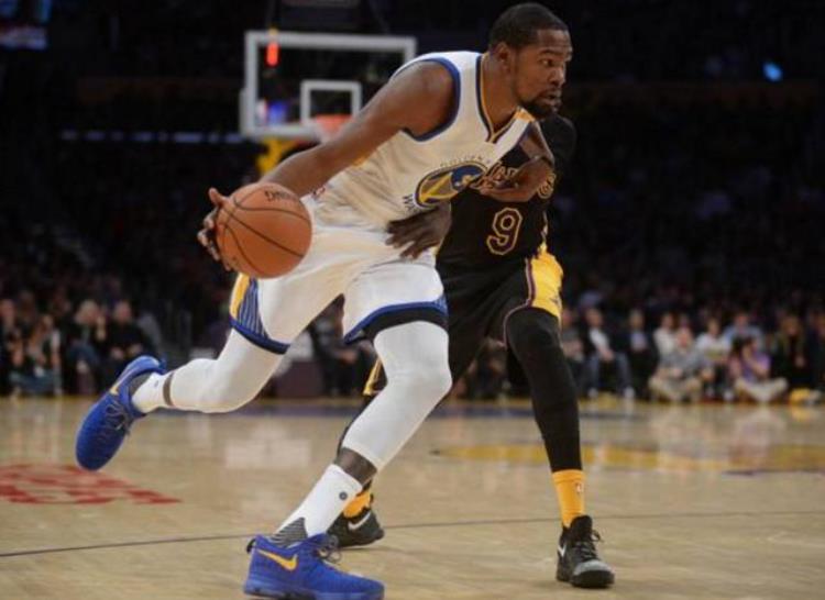 NBA现役5大脚步大师詹皇霸王脚步上榜哈登凭一招吃遍联盟