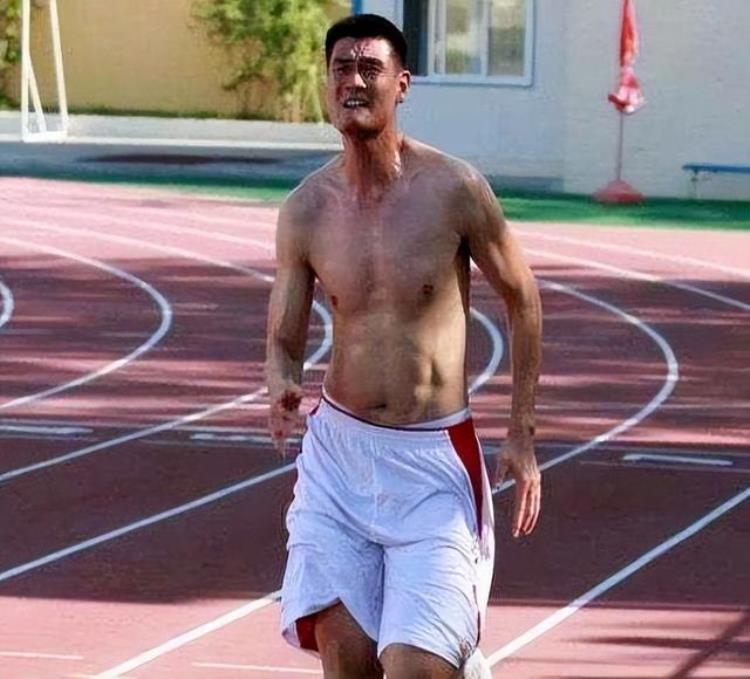 姚明有几块腹肌「看了照片才知道原来NBA这些球星肌肉那么强姚明有6块腹肌」