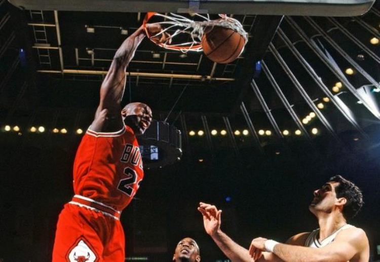 美媒评NBA历史75大球星「美媒评NBA历史75大巨星乔丹居首詹姆斯第二现役12人上榜」