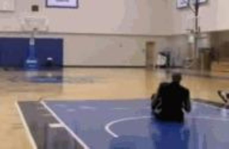 nba超远距离投篮「超远距离投篮有多远卡特坐地投25米三分詹皇连中5记全场三分」