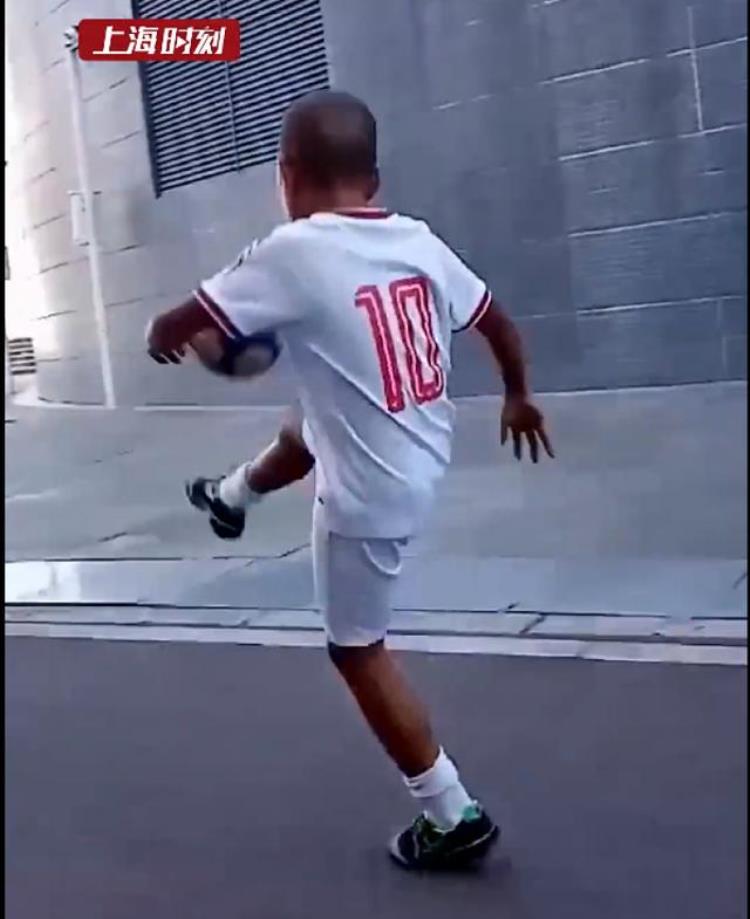 11岁男孩爬梯式颠球火了围观了这位足球少年的技能网友大赞未来可期
