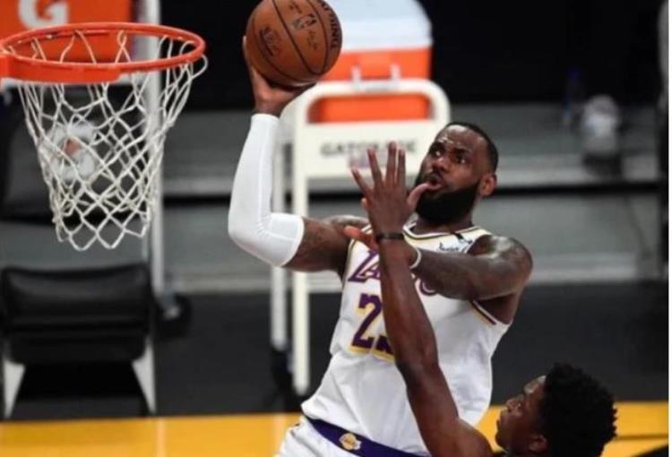 字母哥的手和莱昂纳德的手「说到NBA非人类身材你会想到谁字母哥的跟腱伦纳德的手掌」