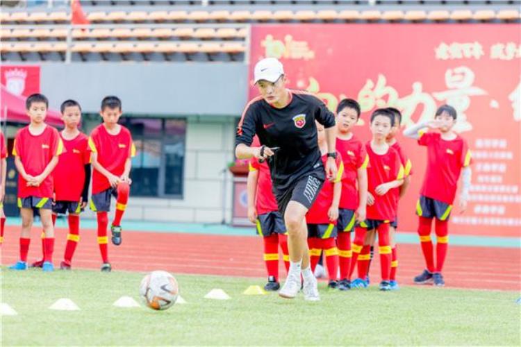 上海海港携手同方全球人寿助力定南足球少年追梦