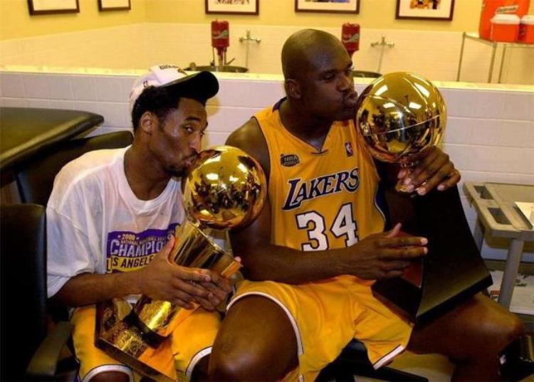 nba的奖杯是金子做的吗「NBA冠军奖杯背后的故事材料并不是真金打造足足有13斤」