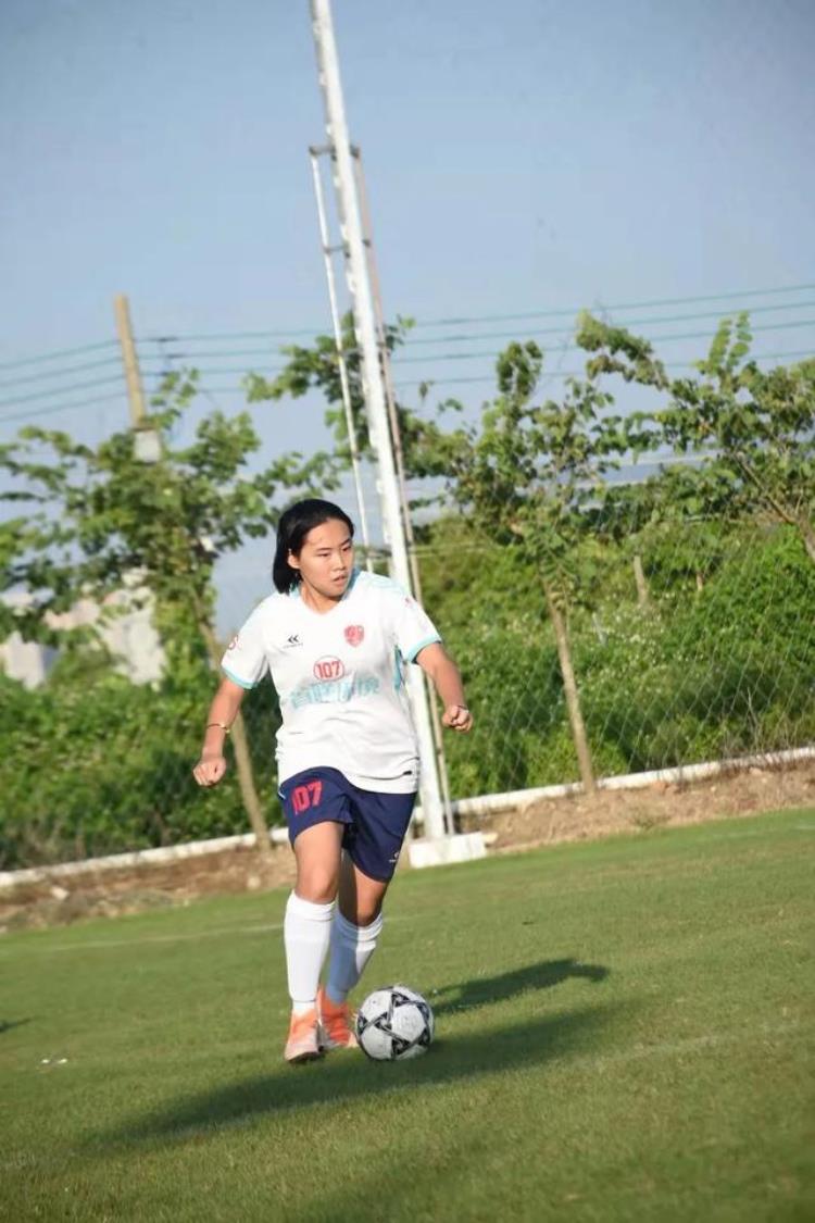 足球女孩|华南农业大学珠江学院邓雅彤我爱快乐足球