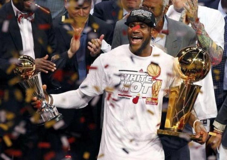 nba的奖杯是金子做的吗「NBA冠军奖杯背后的故事材料并不是真金打造足足有13斤」