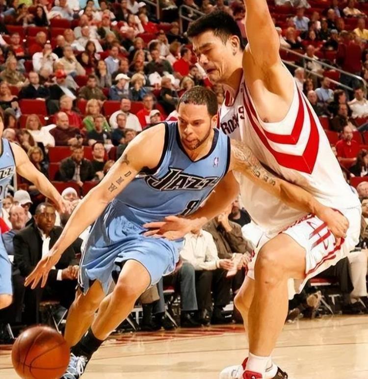05年保罗第四顺位进入NBA排在他前面的成就如何状元榜眼水货