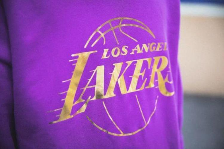 溢价300从球场到街头NBA今年最火联名小程序限量发售了