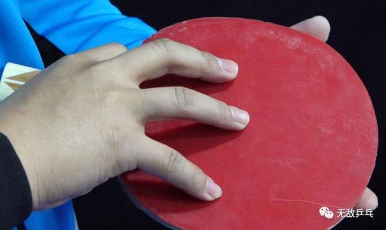 直拍横打手指调节「直拍横打想打好拍型要控制好专业运动员手指是这样调整板型的」