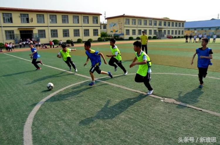 高新区实验小学与临沂双月湖小学举行足球友谊赛