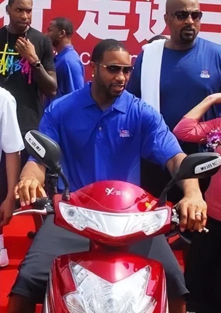 NBA球星在中国有多接地气罗斯看大爷打麻将麦迪在乡村骑电动车