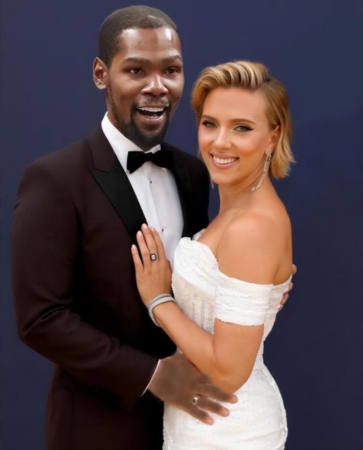 谁是NBA最受欢迎女神斯嘉丽洗澡水被抢着喝詹娜成收割机