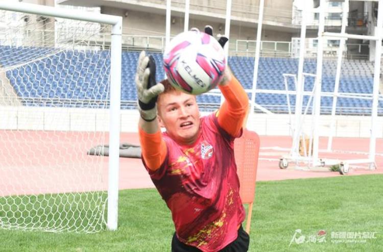 新疆雪豹足球俱乐部主教练「帕尔哈提出任主教练新赛季新疆天山雪豹足球队以青年为主力」